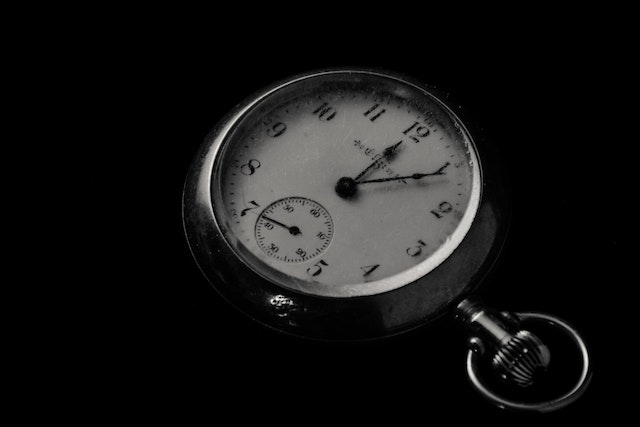 Quando inventaram o relógio, como sabiam que horas era?